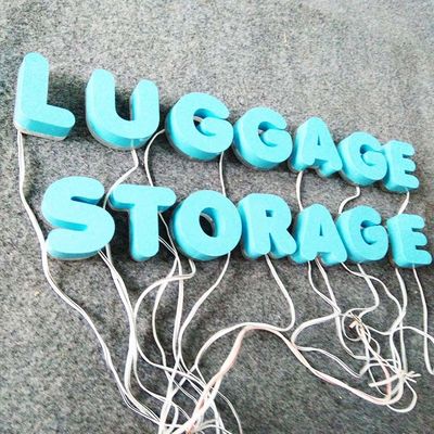 3D формируют письма металла краски цвета с рекламой светов на открытом воздухе