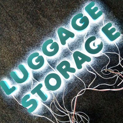 3D формируют письма металла краски цвета с рекламой светов на открытом воздухе