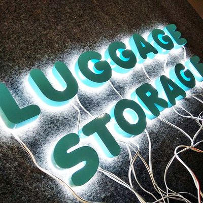 3D формируют письма металла краски цвета с рекламой светов на открытом воздухе