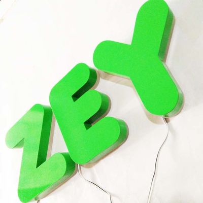 На открытом воздухе 3D осветило подсвеченный логотип приведенный знака письма для дела