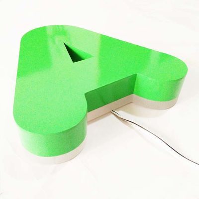 На открытом воздухе 3D осветило подсвеченный логотип приведенный знака письма для дела