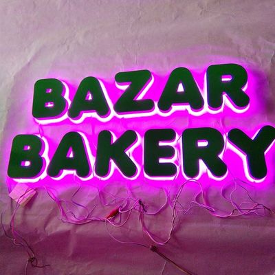 На открытом воздухе 3D осветило подсвеченный логотип приведенный знака письма для дела