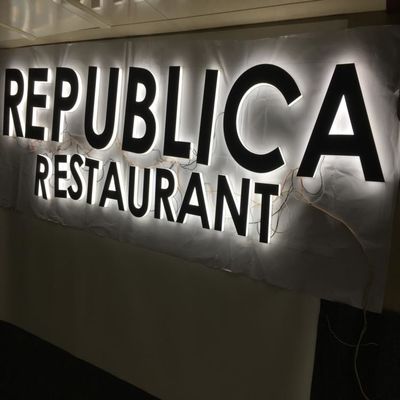 Реклама магазина знака пластикового алфавита ODM OEM акриловая загоренная передняя