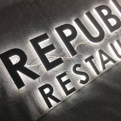 Реклама магазина знака пластикового алфавита ODM OEM акриловая загоренная передняя