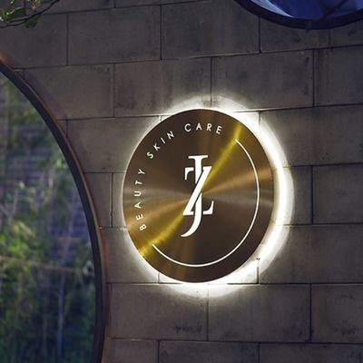 Логотип приведенный кругом света нержавеющей стали металла коробки изготовленный на заказ 3d загорелся