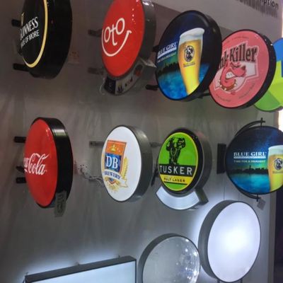 На открытом воздухе двойник картины черноты доски знака ресторана дела СИД 12V встал на сторону