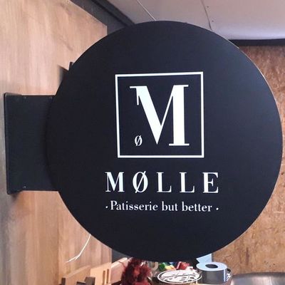 На открытом воздухе двойник картины черноты доски знака ресторана дела СИД 12V встал на сторону