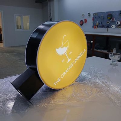 Двойник Signage светлой коробки кафа ресторана акриловый встал на сторону