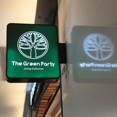 Двойник Signage светлой коробки кафа ресторана акриловый встал на сторону