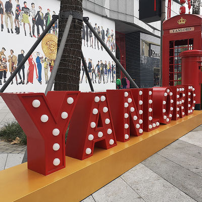 На открытом воздухе загоренные гигантские света писем шатра гальванизируя