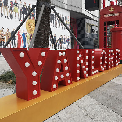 На открытом воздухе загоренные гигантские света писем шатра гальванизируя