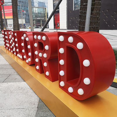 На открытом воздухе загоренные гигантские света писем шатра гальванизируя