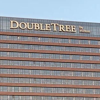 Письма приведенные канала знака 3d светлого логотипа названия фирмы строя