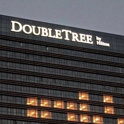 Письма приведенные канала знака 3d светлого логотипа названия фирмы строя