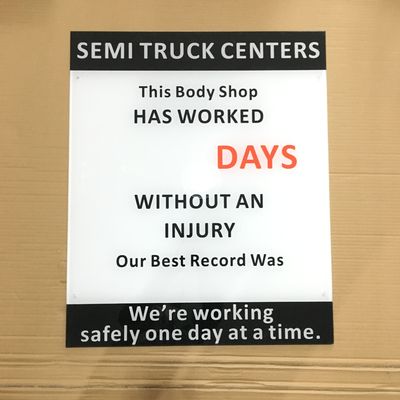 лазер 3d отрезал акриловое золото знака письма покрасил шелковое ширм имя магазина