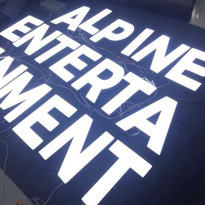 Изготовленный на заказ приведенный 3d гальванизировать нержавеющей стали знака магазина логотипа передний