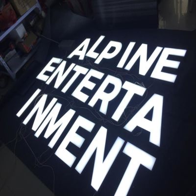 Изготовленный на заказ приведенный 3d гальванизировать нержавеющей стали знака магазина логотипа передний