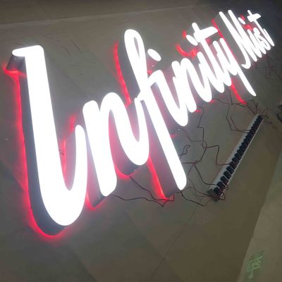 На открытом воздухе лазер таможни отрезал знаки логотипа металла освещает вверх доску HIGHSPAN знака