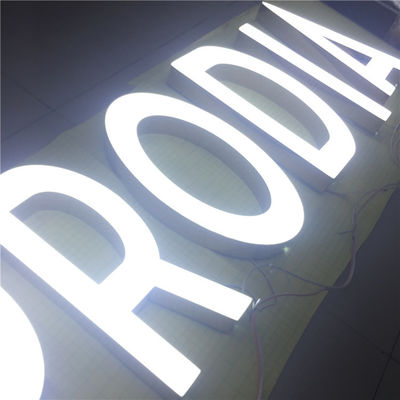 На открытом воздухе лазер таможни отрезал знаки логотипа металла освещает вверх доску HIGHSPAN знака