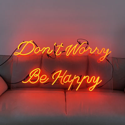 На открытом воздухе изготовленный на заказ алфавит неоновой вывески помечает буквами красное освещение 12VDC