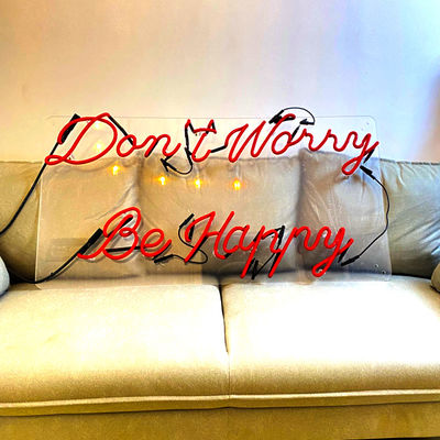 На открытом воздухе изготовленный на заказ алфавит неоновой вывески помечает буквами красное освещение 12VDC