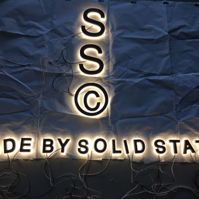 На открытом воздухе алфавит привел письма знака Lit венчика шильдика светов письма