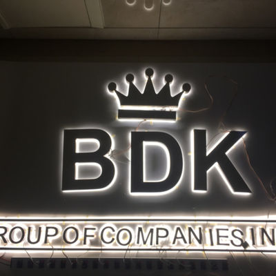 На открытом воздухе алфавит привел письма знака Lit венчика шильдика светов письма