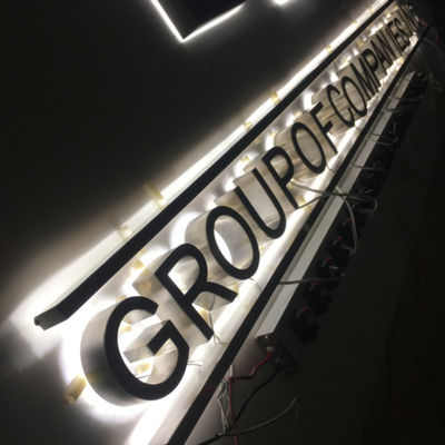 На открытом воздухе алфавит привел письма знака Lit венчика шильдика светов письма