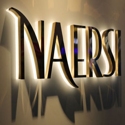 Знаки магазина Signage логотипа дела зеркала золота освещенные нержавеющей сталью передние