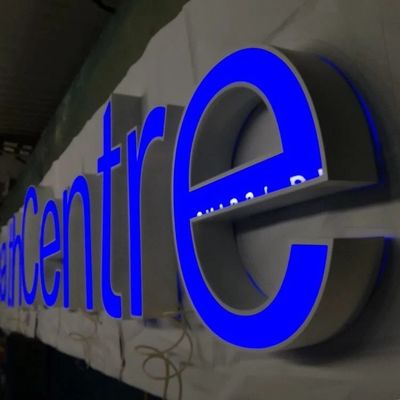 Знака изготовленные на заказ PMS письма канала логотипа магазина магазина цвета переднего